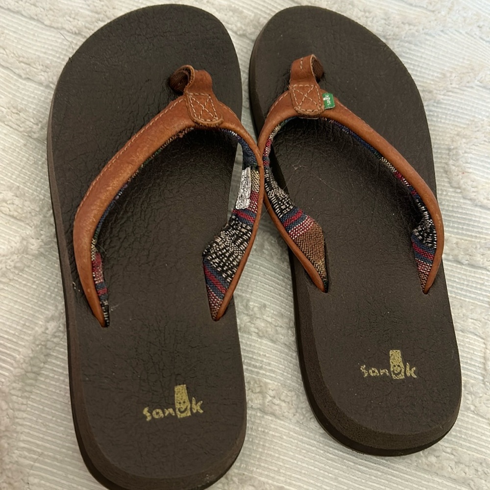 Brown leather sanuk flip flops